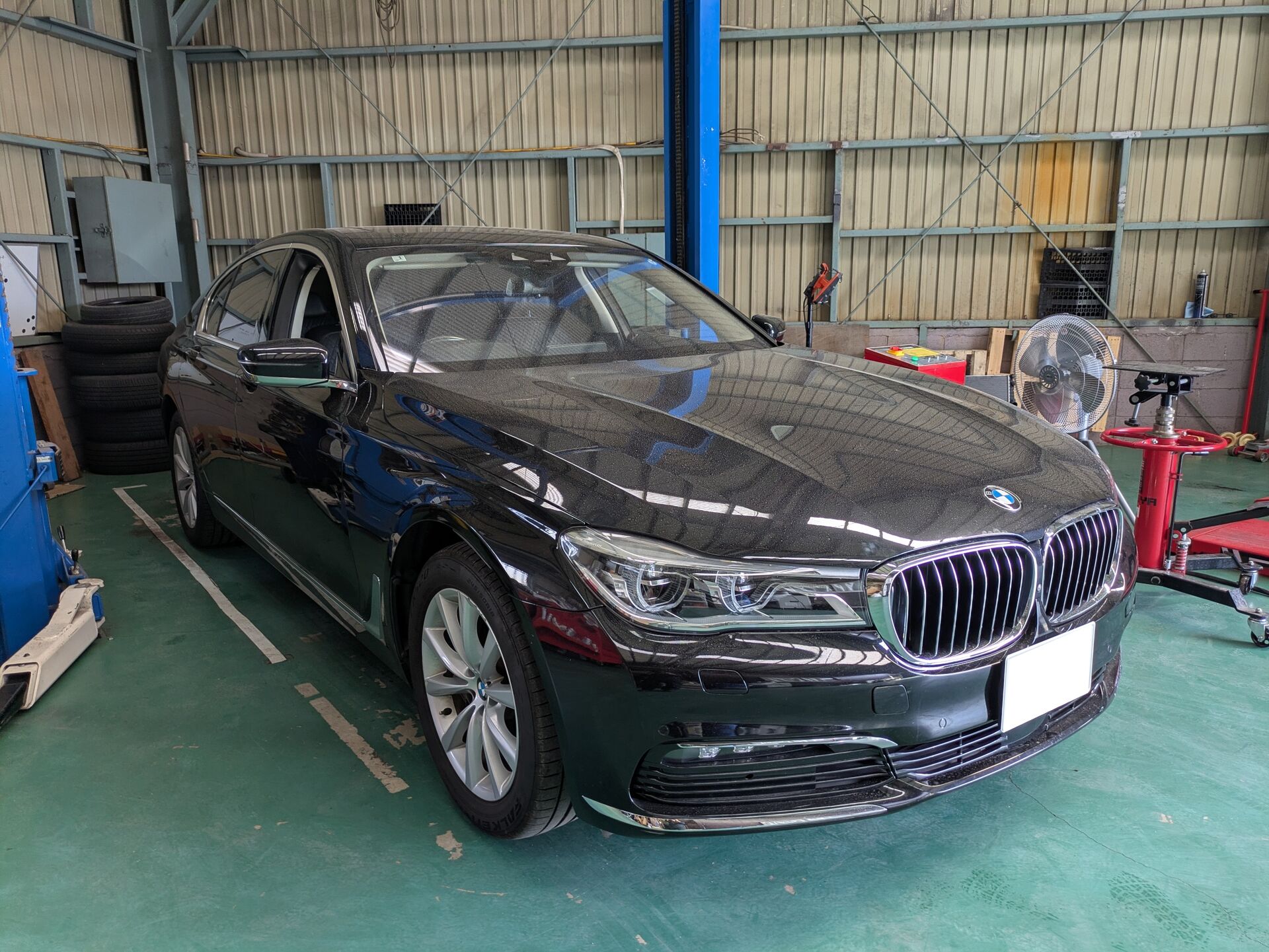 BMW 740iのクーラント漏れ修理！ラジエターとホース類の一新